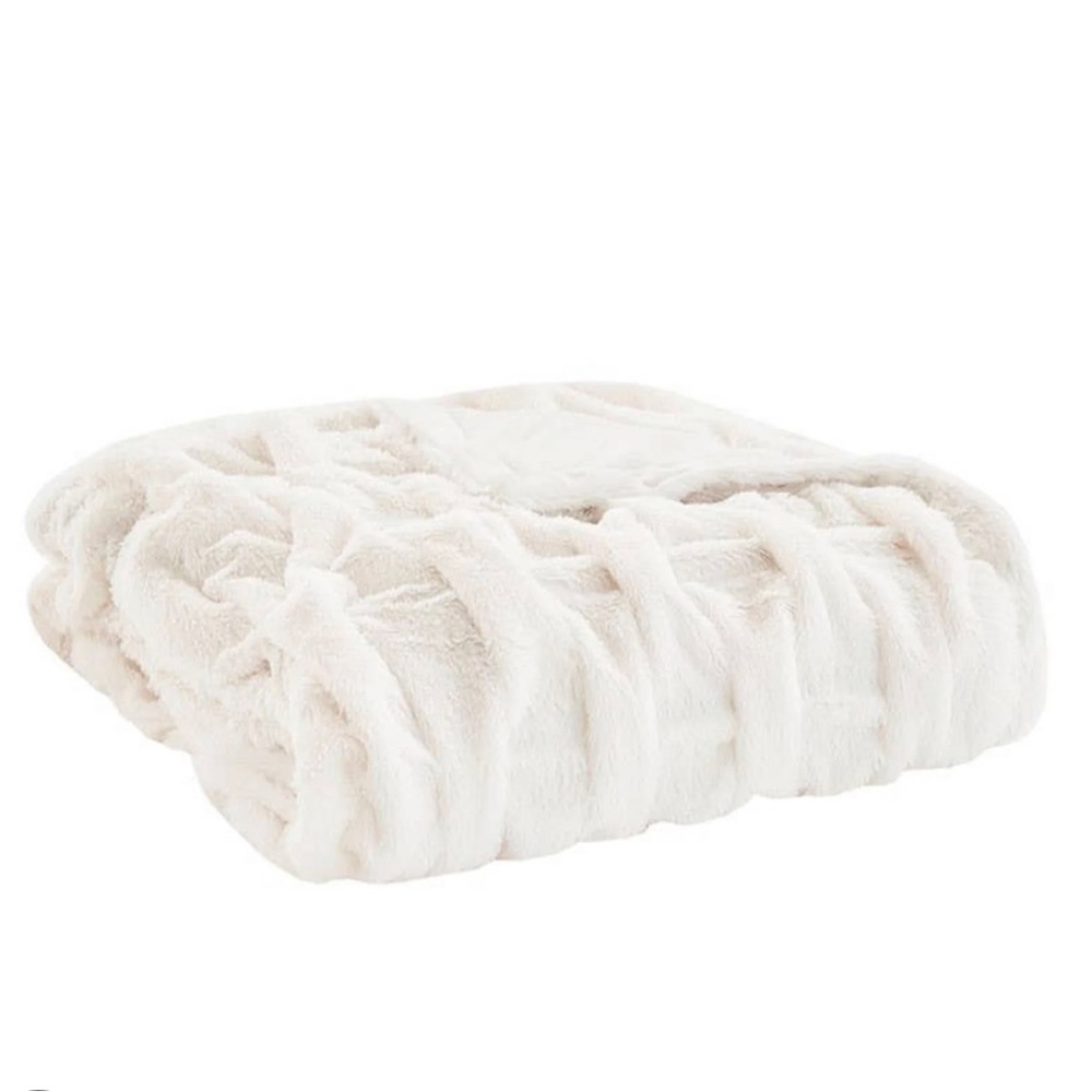 Hand Ruched
FAUX FUR
THROW